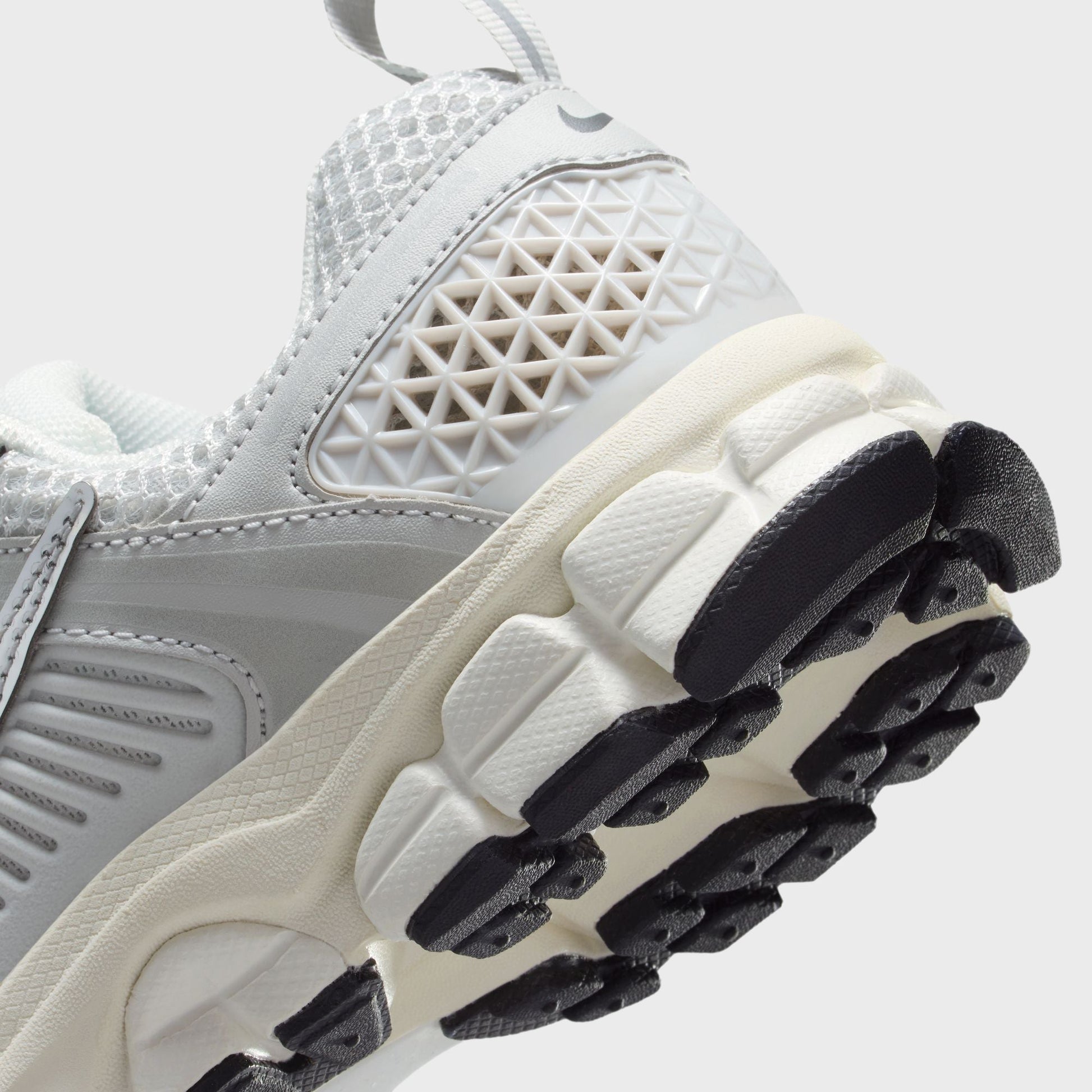 Nike GS Vomero 5 - Photon Dust / Chrome / Gridiron / Sail