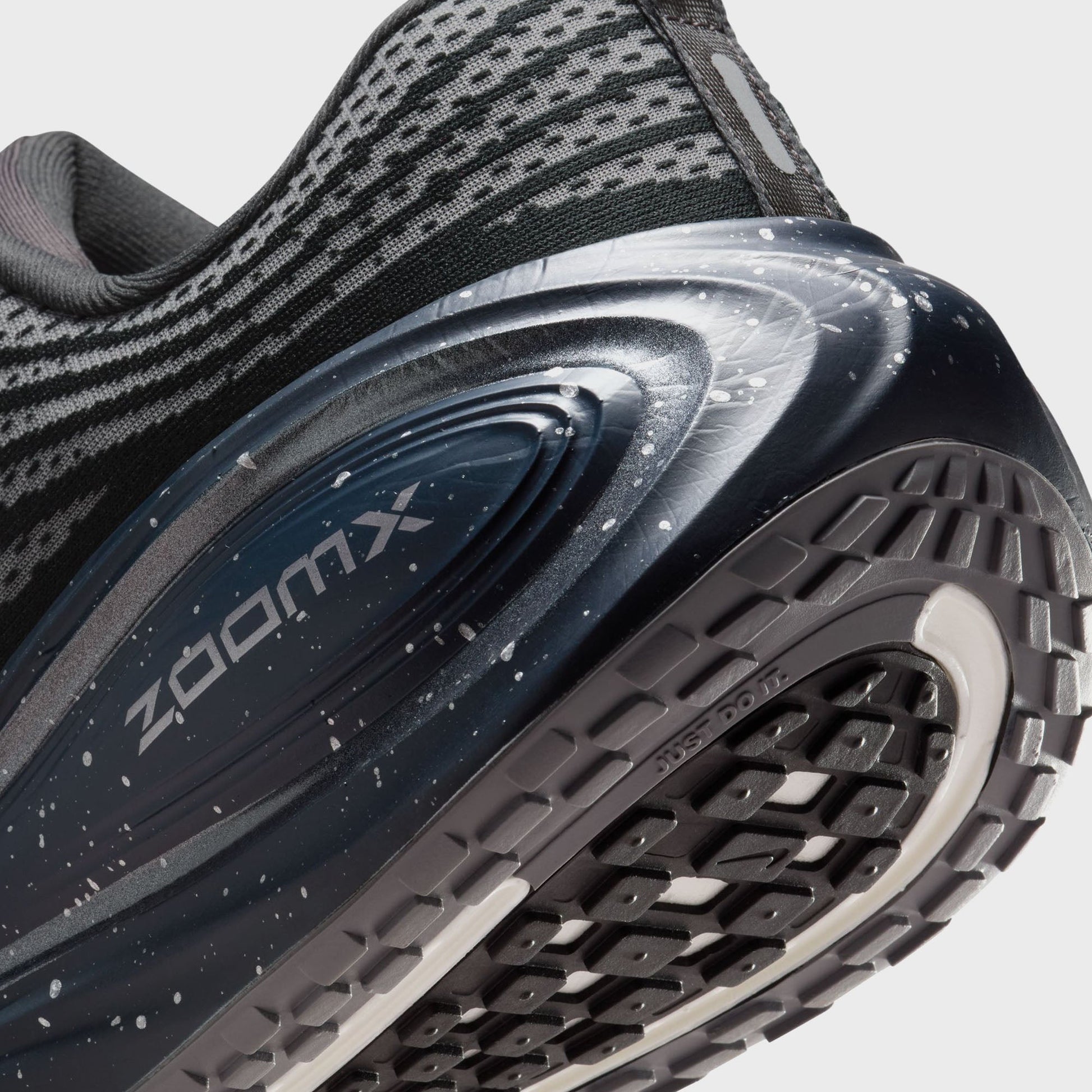 Nike Vomero Plus - Anthracite / Metallic Silver