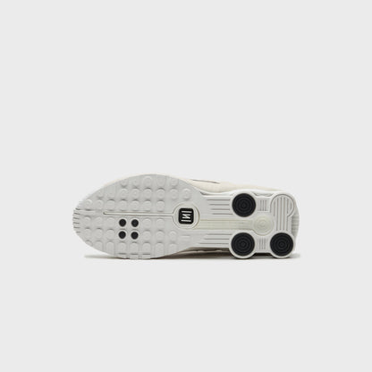 Nike WMNS Shox R4 - Summit White / Black / Light Orewood Brown