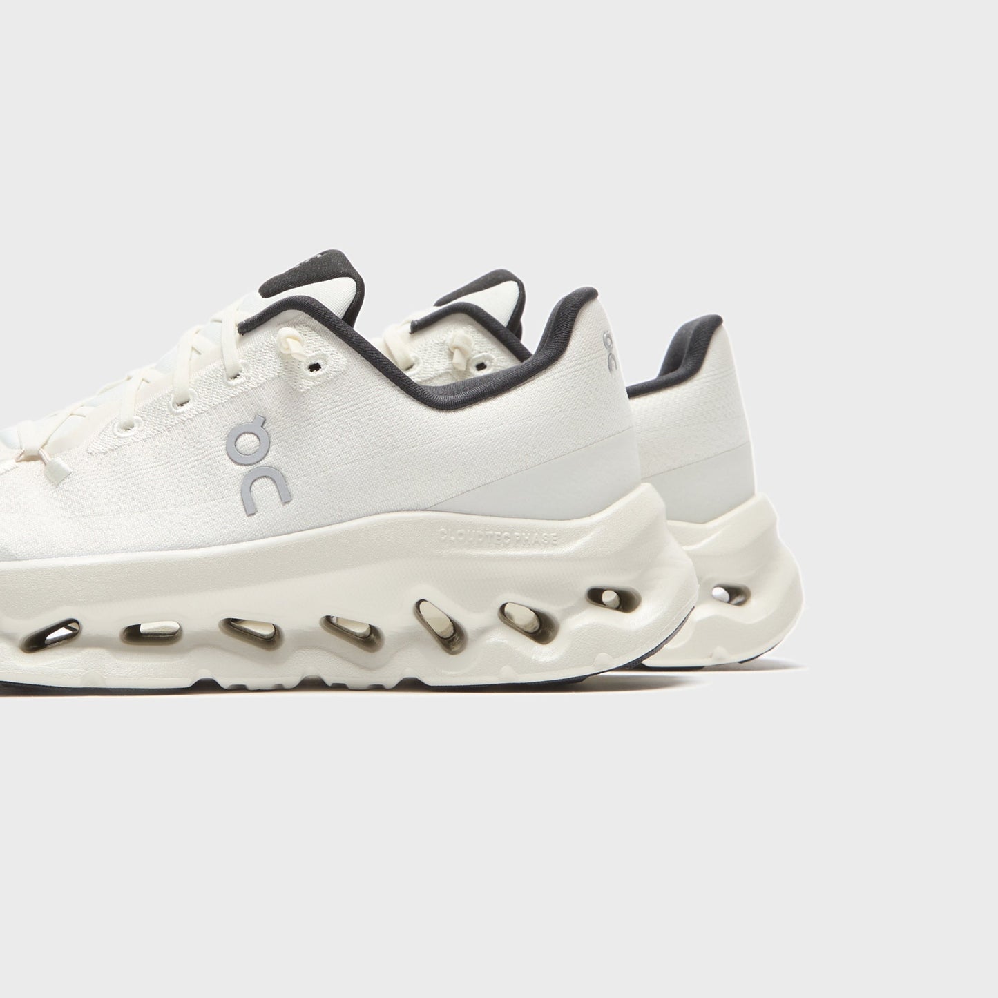 On Running WMNS Cloudtilt - Pearl / Black
